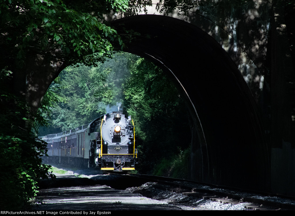 RBMN 2102 approaches the Nesquehoning "Tunnel"